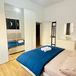 Families Or Friends 24-7 Selfcheck In Appartement