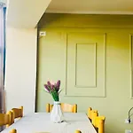 Families Or Friends 24-7 Selfcheck In Apartman *