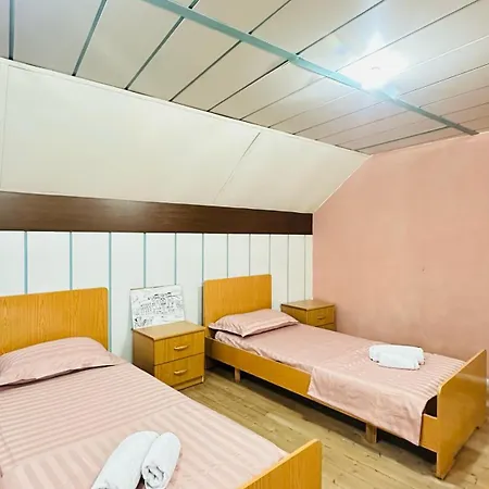 Families Or Friends 24-7 Selfcheck In Apartman